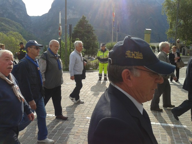 la sfilata dei soccorritori per le vie di Longarone02.jpg